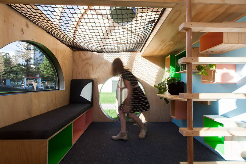 Этот современный домик для игр (или каморка) имеет декоративный сайдинг Внутри есть скамейки, кладовая и чердак с сеткой для отдыха 