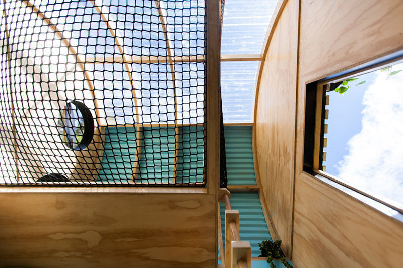 Этот современный домик для игр (или каморка) имеет декоративный сайдинг Внутри есть скамейки, кладовая и чердак с сеткой для отдыха 