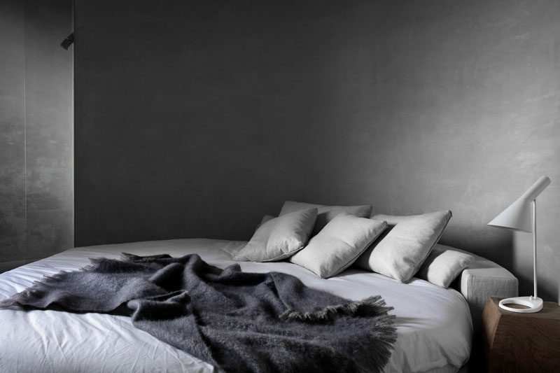 В этой современной спальне изогнутая кровать отражает изогнутую бетонную стену. # Бетон # ИзогнутыйБетон # СовременнаяСпальня