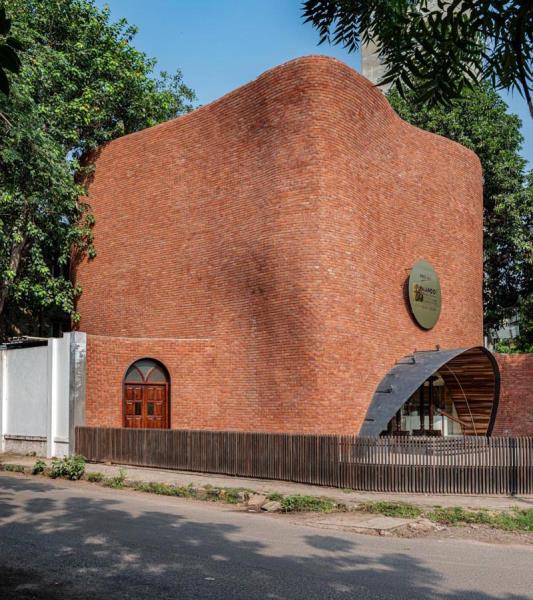 Архитектурная студия Саранш спроектировала магазин сладостей KBM в Ахмедабаде, Индия, который демонстрирует кирпичный фасад со смягченными краями. # Кирпич # Современная архитектура # Строительный дизайн