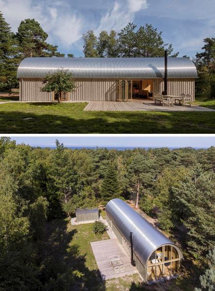 Valbæk Brørup Architects спроектировала современный летний дом с гофрированной металлической крышей и интерьером из теплого дерева со сводчатым потолком. # Гофрированная металлическая крыша # Металлическая крыша # Изогнутая крыша # Современная архитектура # Современный дом