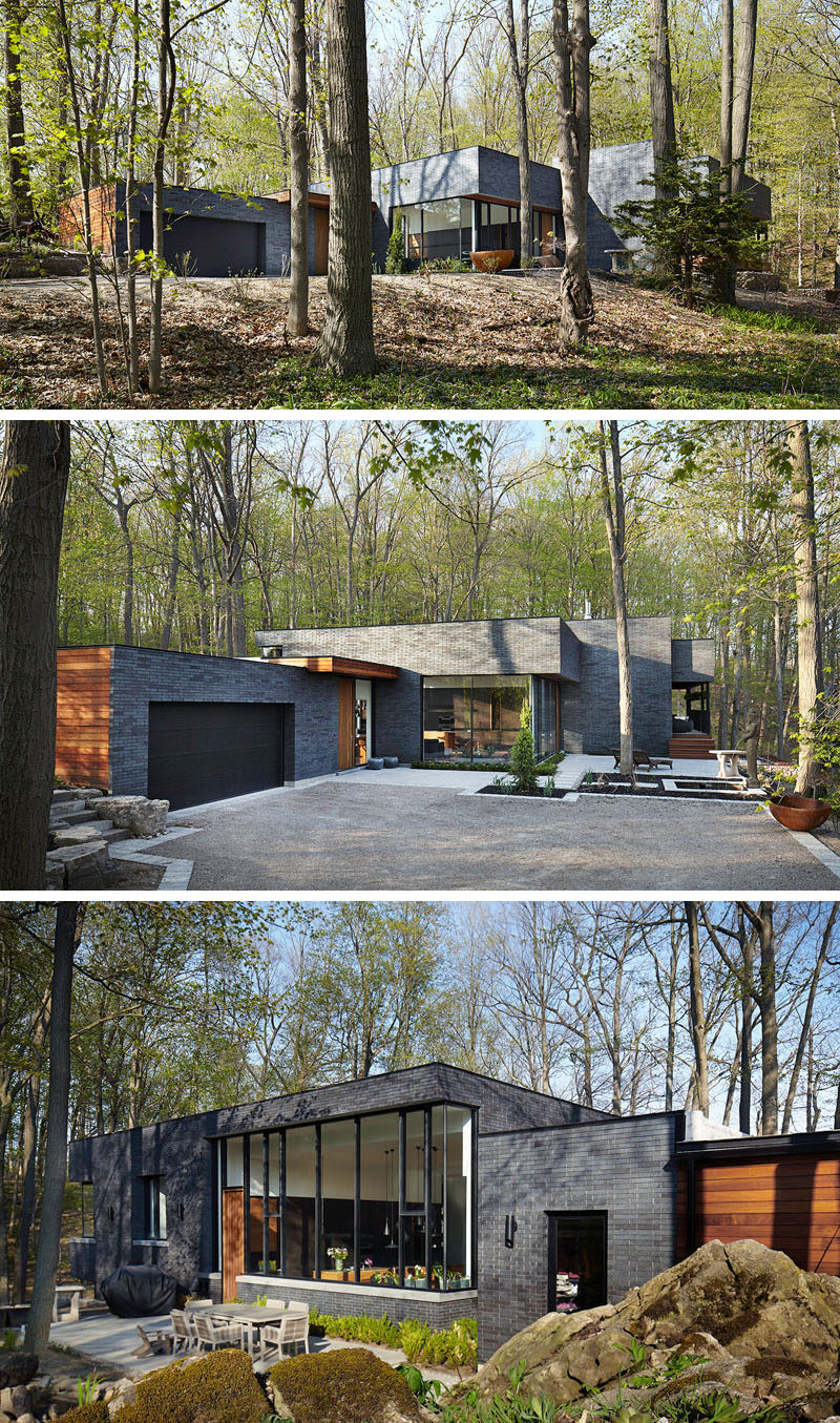 18 Современный дом в лесу // Контраст между черным кирпичом и деревянными панелями в этом лесном доме выделяет его среди пышного леса вокруг него. #ModernHouse #ModernArchitecture #HouseInForest #HouseDesign