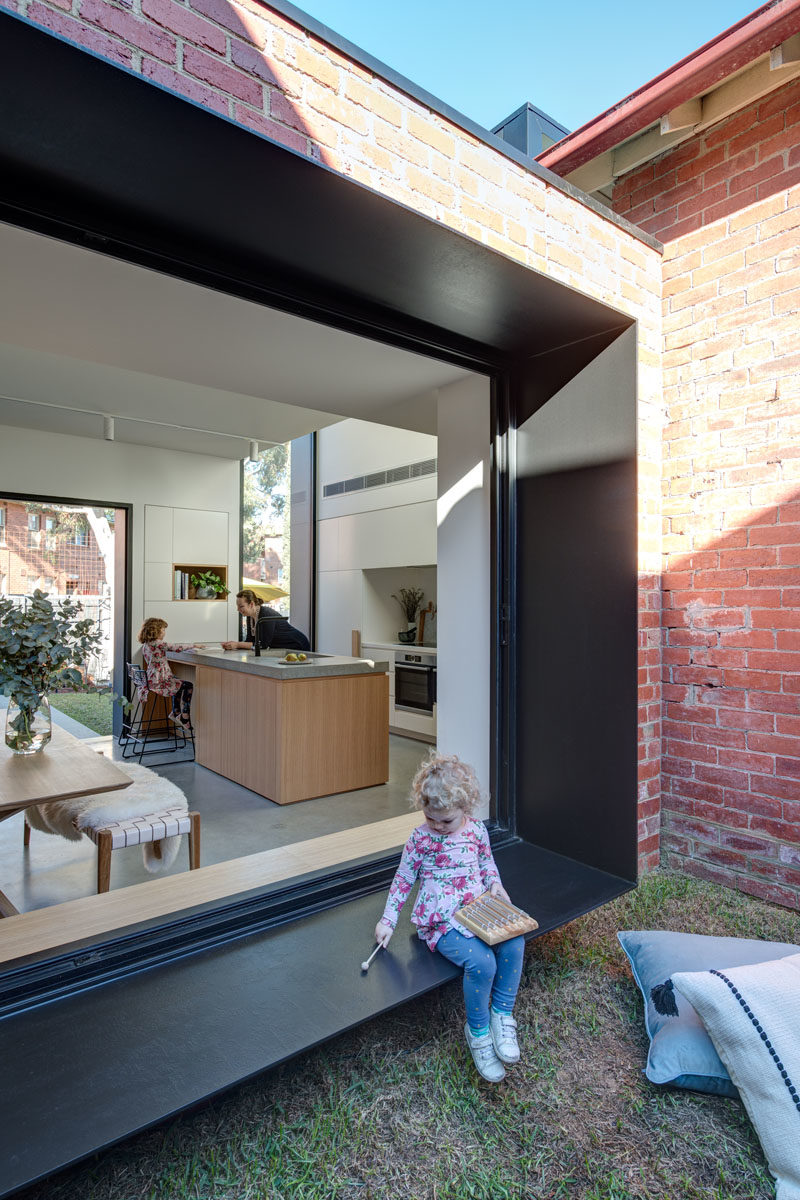 Идеи для окон - большое окно с глубокой стальной рамой выходит в небольшой, покрытый травой двор. #WindowIdeas #WindowDesign