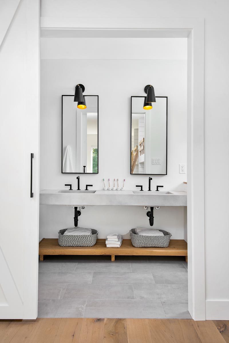 В этой современной ванной комнате есть изготовленные на заказ бетонные столешницы от Chicago Concrete, бетонный керамогранит от Porcelanosa и Virginia Tile, сантехника и аксессуары из кованого железа, а также изготовленные на заказ зеркала #ModernBathroom #ConcreteCounter #BathroomDesign