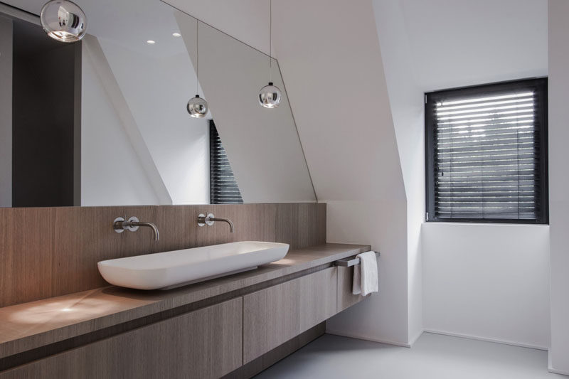 Идея дизайна ванной комнаты - очень большие раковины или раковины для желоба (20 изображений) // Длинная закругленная раковина придает этой ванной стильный и изысканный вид.