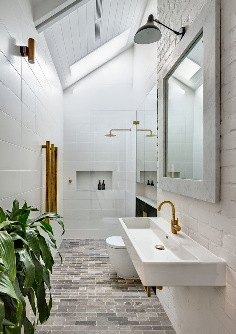 Идея дизайна ванной комнаты - очень большие раковины или раковины-желоба (20 изображений) // Фурнитура этой раковины-желоба сочетается с оборудованием всей ванной комнаты и создает стильный целостный вид.
