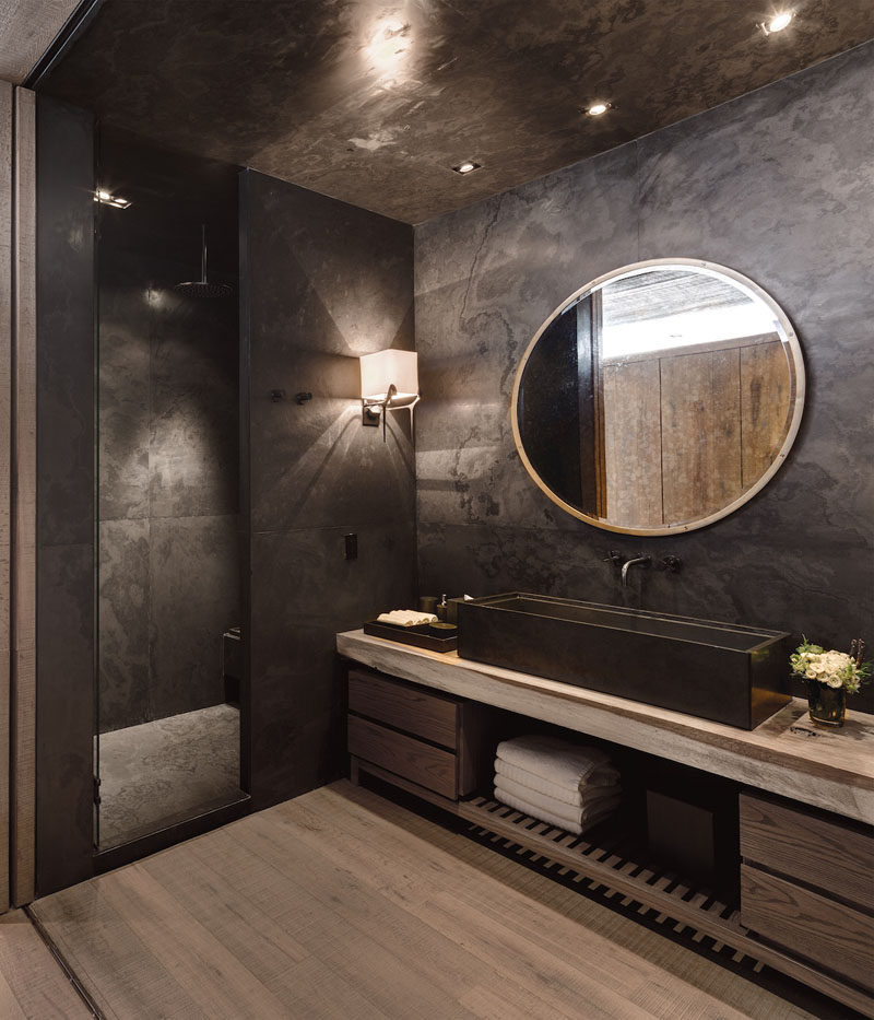 Идея дизайна ванной комнаты - очень большие раковины или раковины-желоба (20 изображений) // Длинная темная раковина-желоб в этой ванной комнате сочетается с остальными темными цветами в комнате и делает ванную комнату нейтральной, но теплой.
