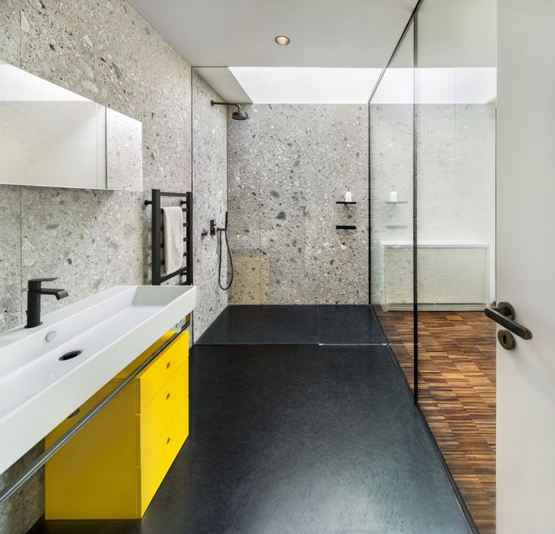 Идея дизайна ванной комнаты - очень большие раковины или раковины (20 изображений) // Матовая черная фурнитура и ярко-желтый ящик с выдвижным ящиком в сочетании с длинной белой раковиной придают этой ванной комнате веселую и современную атмосферу.