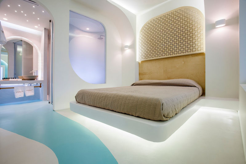 Идеи дизайна гостиничных номеров для использования в собственной спальне // Создайте иллюзию парящей кровати.