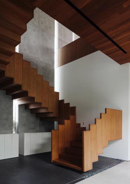 Компания Ming Architects спроектировала дом в Сингапуре, и одной из отличительных черт дома является плавающая деревянная лестница и ее перила. # Плавающая лестница # Деревянная лестница # Современная лестница # Деревянное ограждение # Дизайн лестницы # Поручень