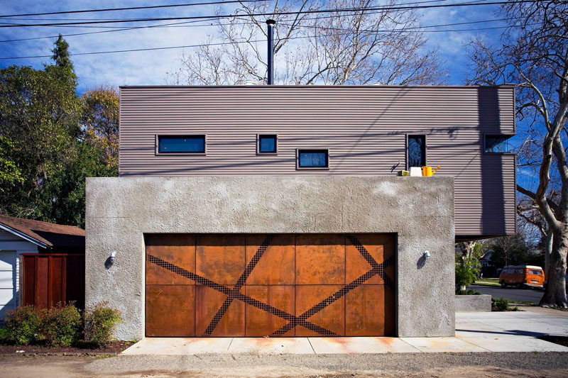 18 вдохновляющих примеров современных гаражных ворот // Угловые полосы стальной сетки разбивают квадратные обветренные стальные панели этих гаражных ворот и придают дому художественный вид.