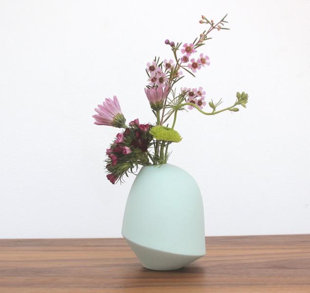 Скульптурная ваза в стиле минимализма от Bean & amp; Bailey добавляет интерьеру мягких и нежных красок. # Посадочные # МаленькиеСадовые # Растения # Декор # Домашний декор # ПодарочнаяИдея