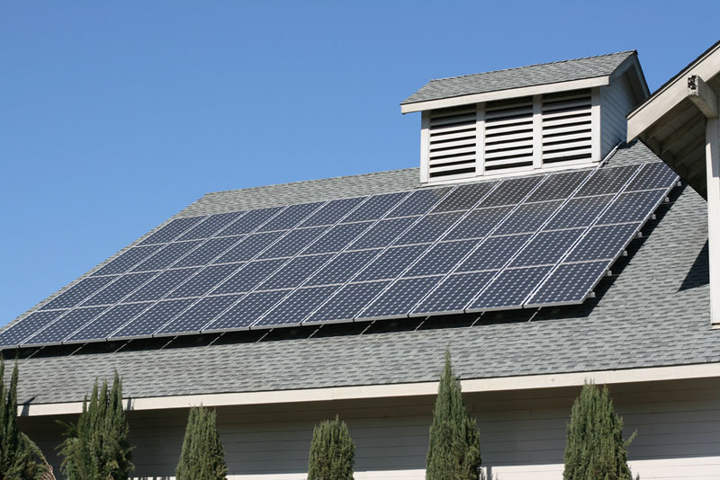 Проект Google с люком на крыше поможет вам понять, следует ли установить солнечные панели на крыше вашего дома 