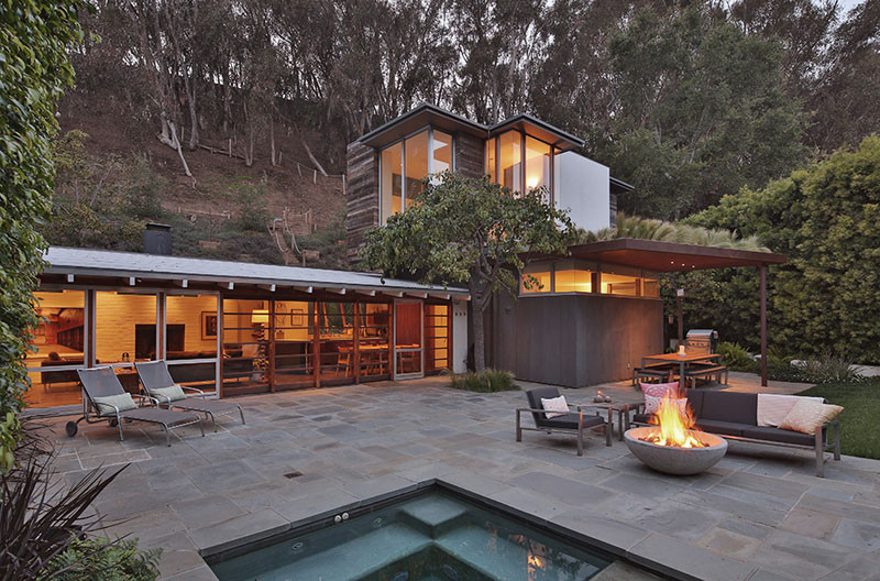 Современный дом в деревенском стиле находится в калифорнийском каньоне