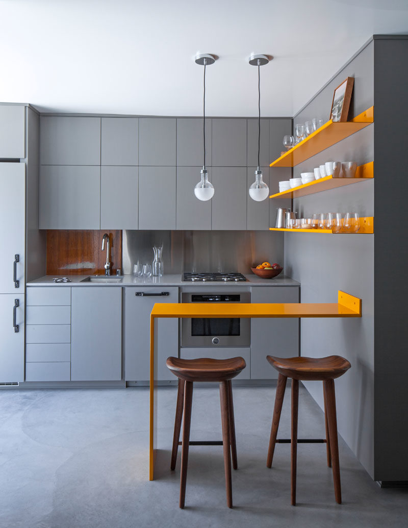 Идеи для кухни - войдите в эту современную микроквартиру, и кухонная мебель, столешницы и бетонный пол точно совпадают по цвету, что достигается с помощью интегрального дополнительного цвета для бетона. #GreyAndYellow #SmallKitchen #KitchenDesign #KitchenIdeas