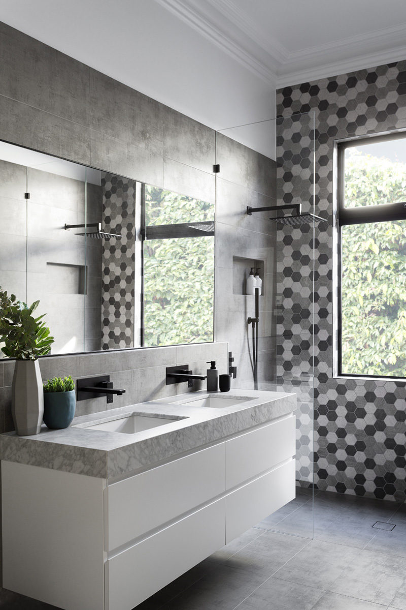 В результате ремонта GIA была создана современная серо-белая ванная комната с матовыми черными акцентами, что доказывает, что не всегда нужно много цвета в интерьере.