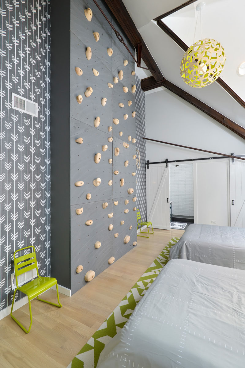 В этой современной спальне установлено восемь больших деревянных панелей, покрытых зацепами для скалолазания, чтобы создать стену для скалолазания, которой можно наслаждаться независимо от погоды. #RockClimbingWall #InteriorRockClimbingWalls #InteriorDesign