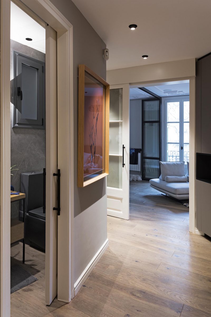 В реконструированной квартире используются раздвижные двери для экономии места.
