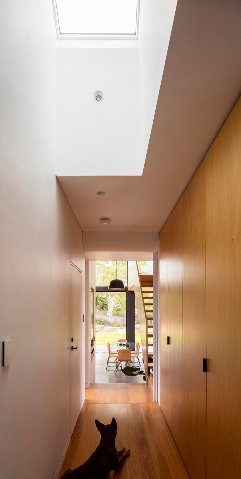 В этом Дом коридор с деревянными шкафами, ведущий к новой пристройке, потолочное окно естественный свет в интерьер. # Прихожая # ИнтерьерДизайн # Свет в крыше 