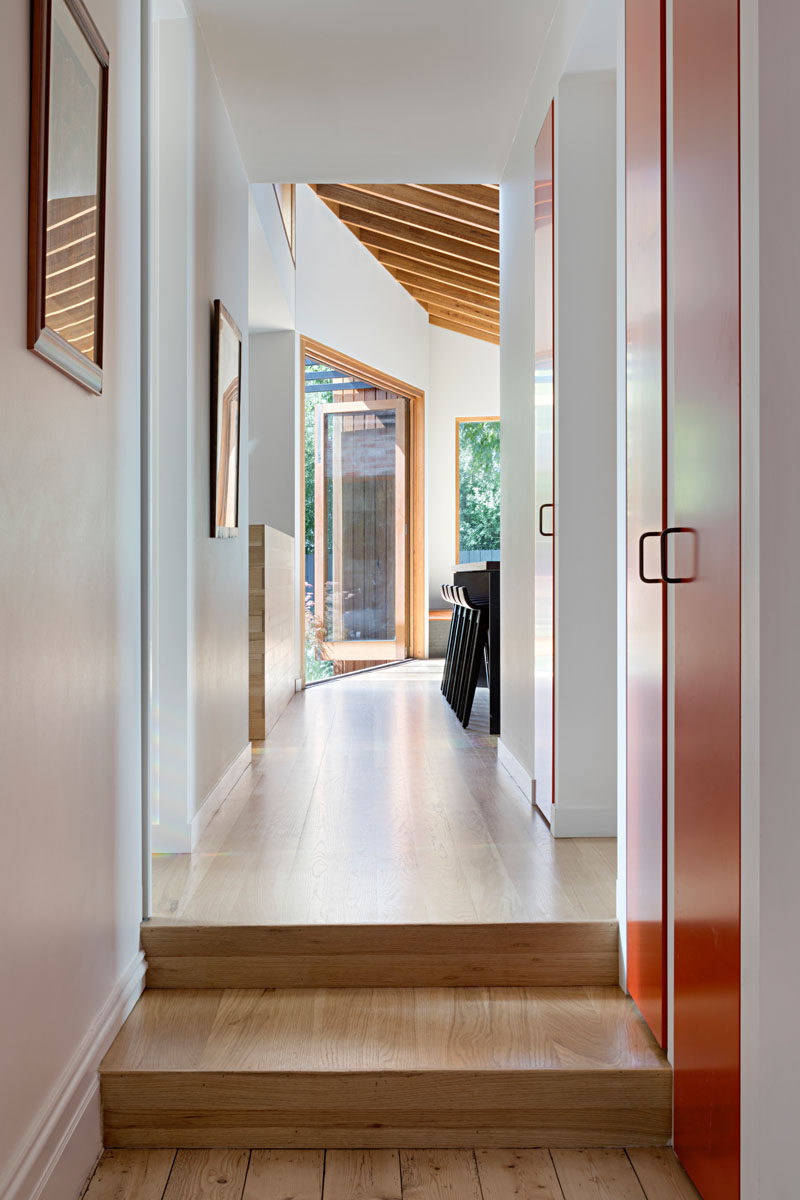 Первоначальный дом с новым пристройкой соединяет коридор с деревянным полом, который ведет в ванную и прачечную. # Прихожая #WoodFllor 