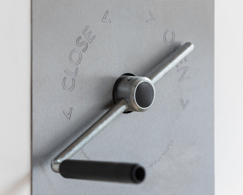  Эта простая ручка управляет лебедками, открывая и закрывающую внешние ставни. # Дизайн # Архитектура 