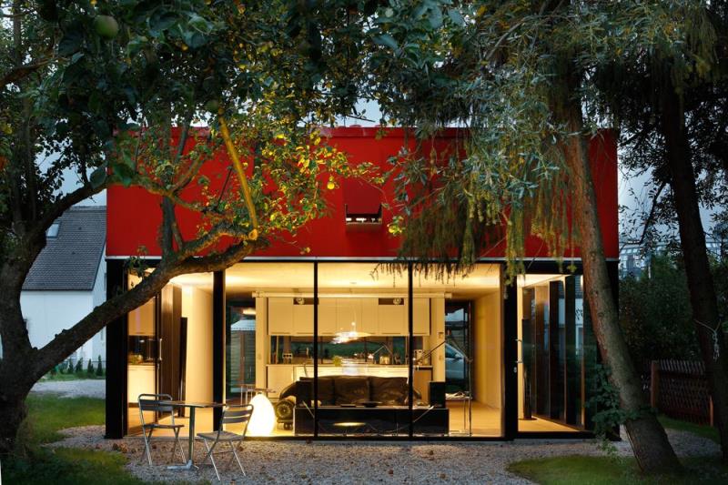 Дом v. Красный дом современный. Красный элемент экстерьера. Умный дом в Германии. Цветовая гамма в экстерьере зоны отдыха.