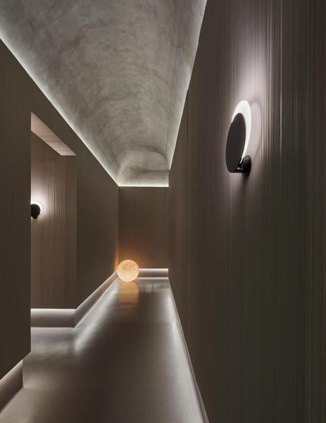 Потолок и пол в коридоре освещены скрытым светом.