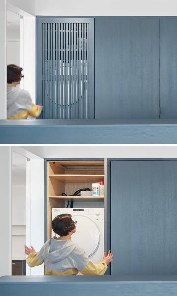 В этой современной спальне стена из матово-сине-серых пятен шкафов имеет одну с деревянной решетчатой ​​дверью, которая при открытии складывается в сторону и открывает прачечную со стиральной / сушильной машиной и полками наверху. #SmallLaundry #SmallSpaceIdeas #LaundryIdeas #ClosetIdeas
