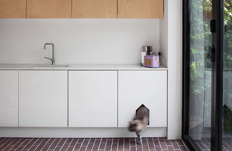 10 идей, как спрятать кошачий туалетный лоток // Вырез в одном из шкафов на этой кухне обеспечивает вход и выход в скрытый туалетный лоток.