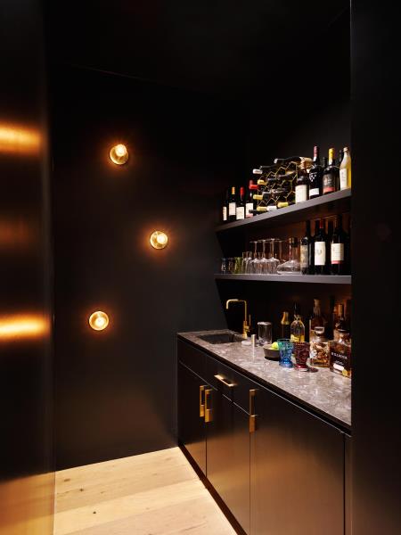 Небольшой черный домашний бар со стеллажами и шкафчиками.