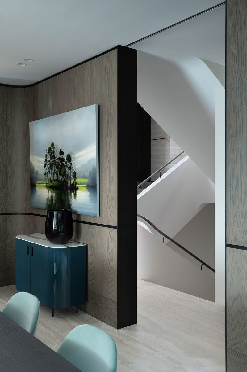 Идеи декора - В этой столовой простой шкаф украшает ваза и пейзажная картина. #HomeDecor #InteriorDesign