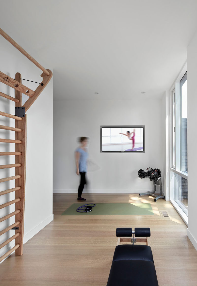 В этом современном доме есть зона, предназначенная для небольшого тренажерного зала с местом для коврика для йоги, который можно link перед окном. #HomeGym # Тренажерный зал 