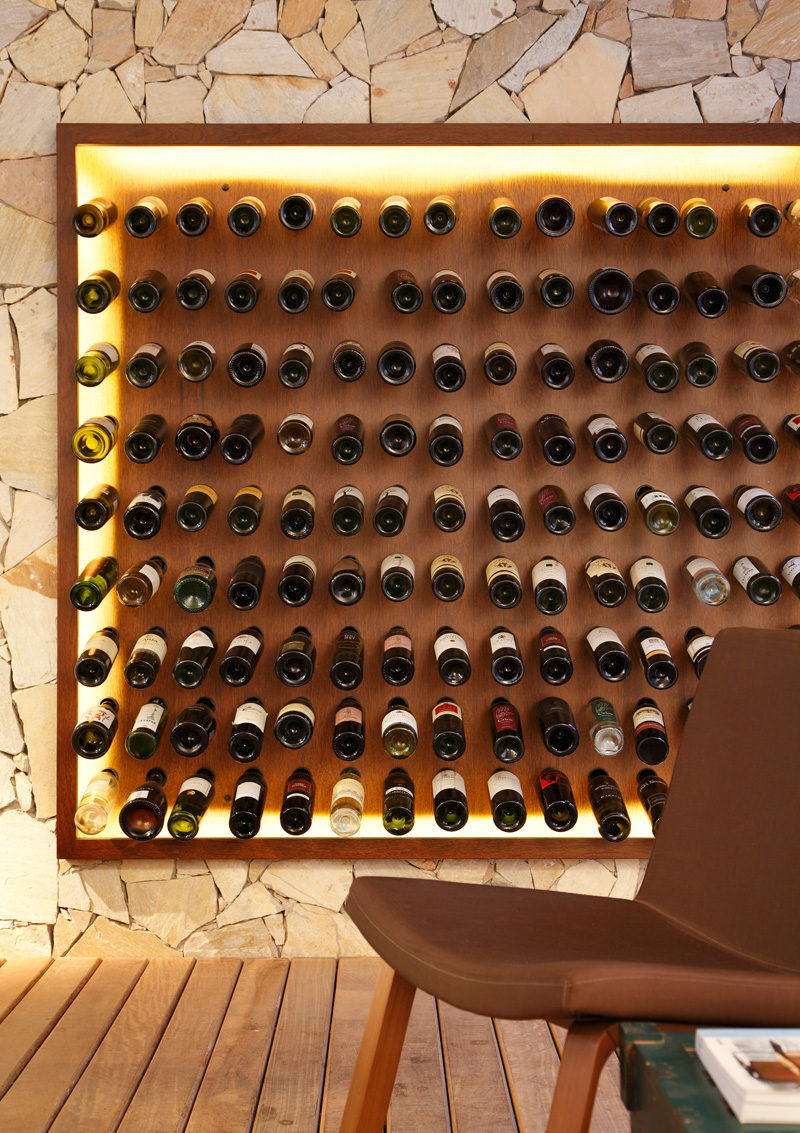 Эта подсвеченная стена винного хранилища в баре в баре в Сан-Паулу, Бразилия 