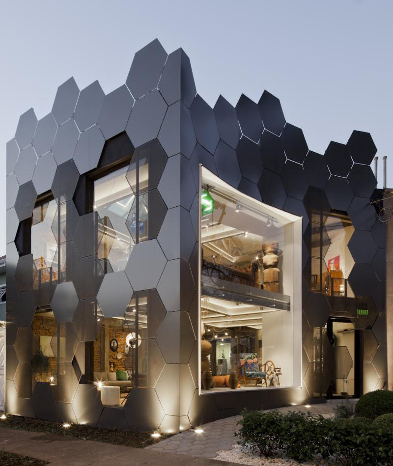 Этот фасад выполненный в виде сот и шестиугольных форм, был создан для магазина Estar Móveis в Сан-Паулу, Бразилия 