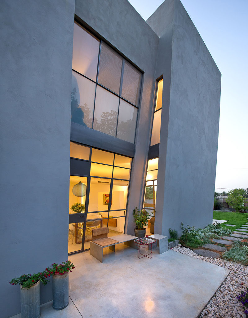 Этот дом в Израиле имеет наклонную стену, которая возвышается над открытым патио. 