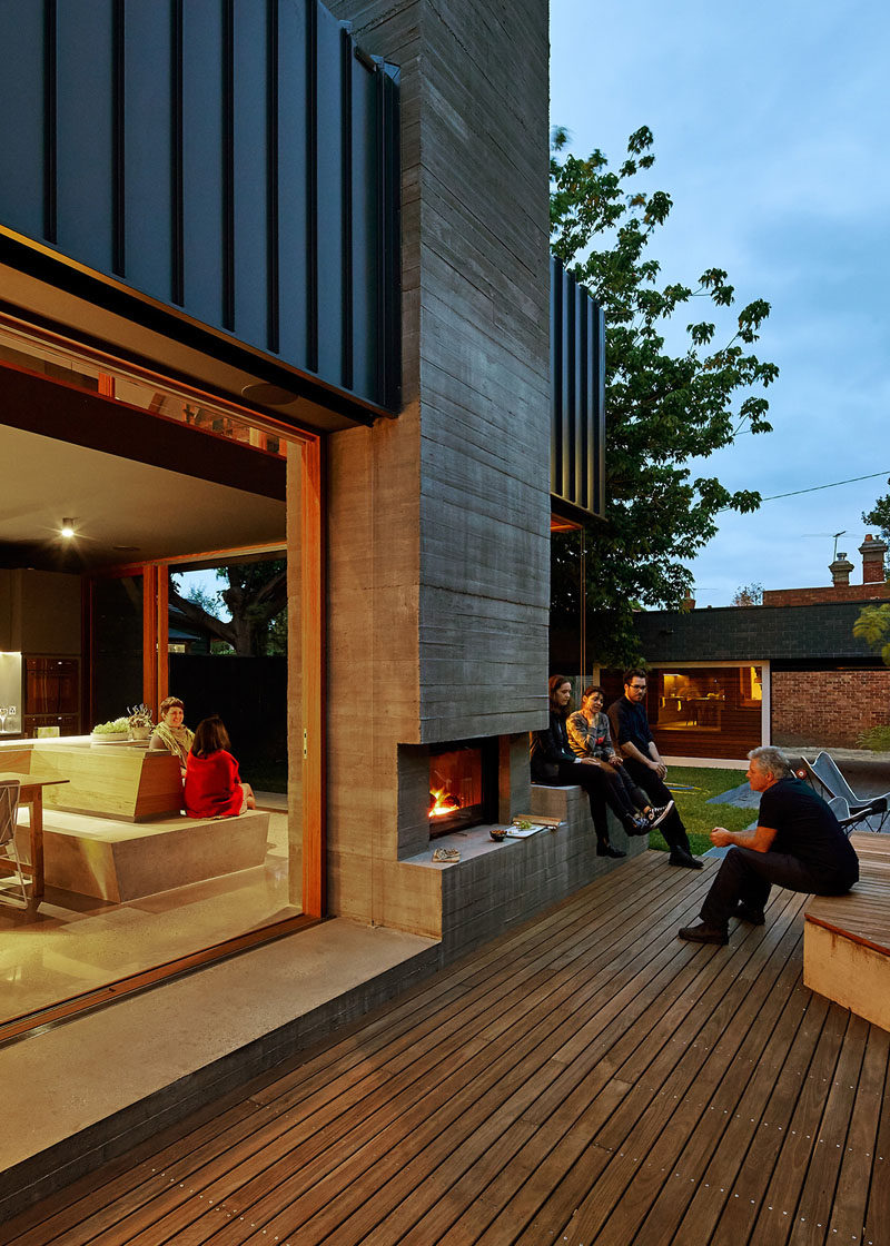 Компания MAKE Architecture спроектировала этот дом в Мельбурне , Австралия, который получил пристройку с наружным камином, чтобы сделать его более похожим на местное пристанище для друзей и семей домовладельцев 