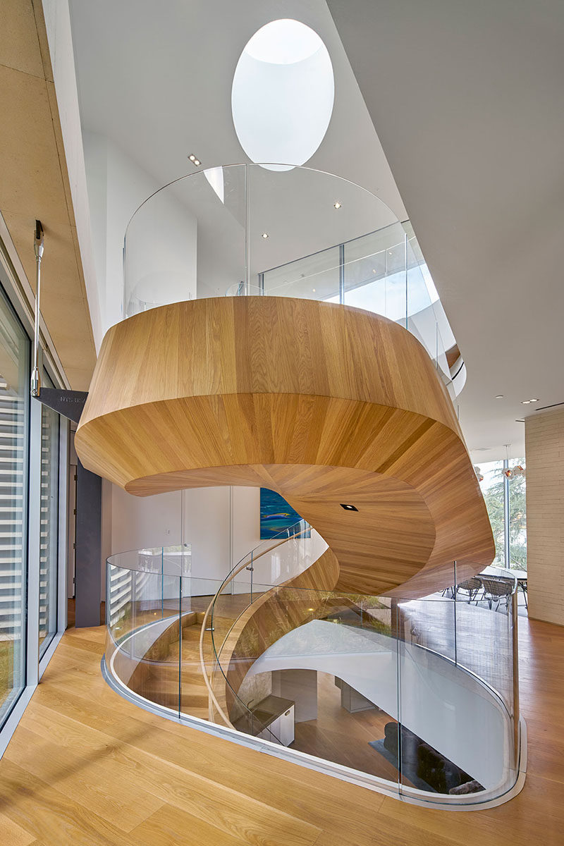 Скульптурная деревянная винтовая лестница приветствует посетителей этого дома в Лос-Анджелесе 