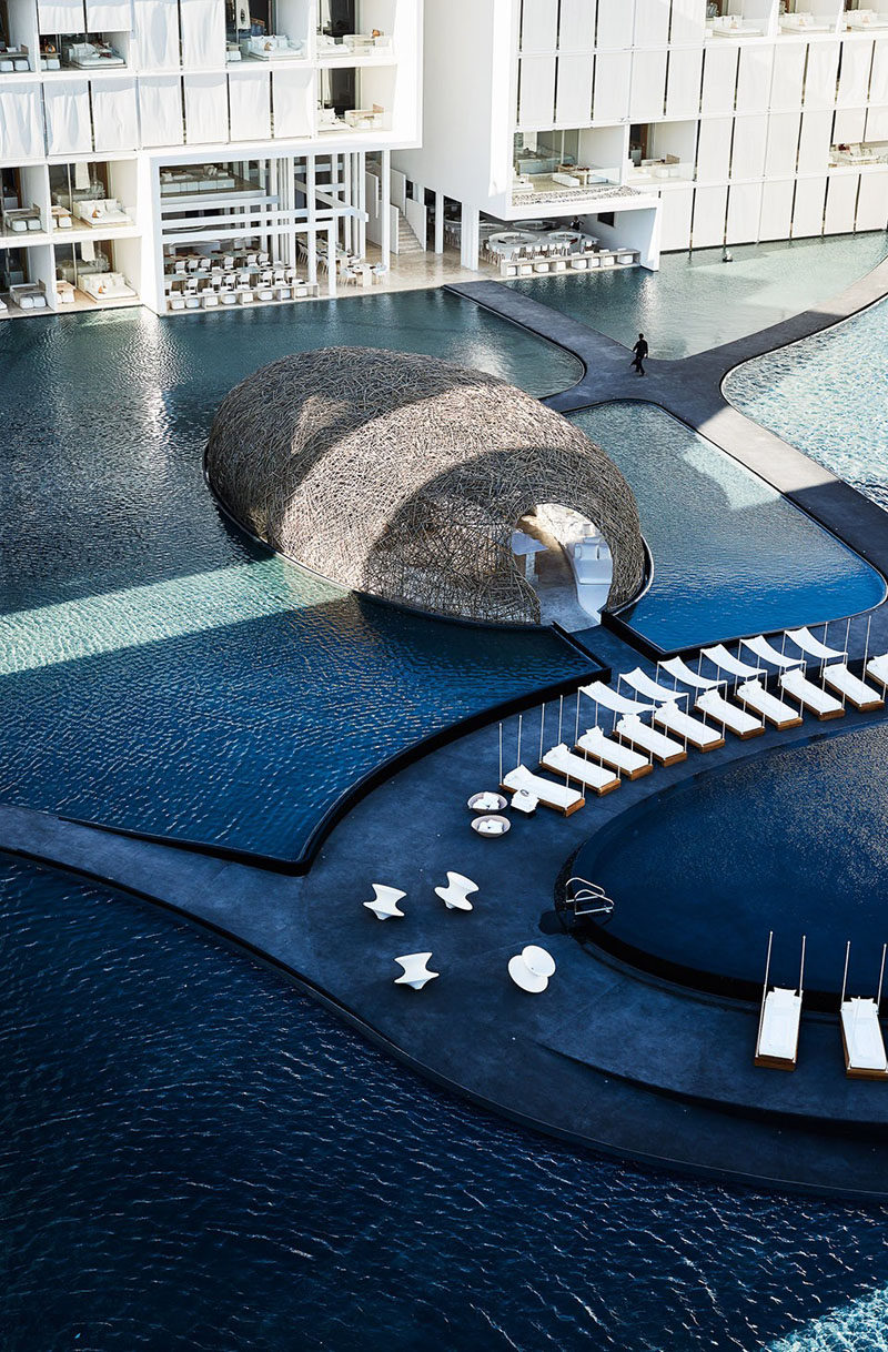 Ресторан Нидо полностью окружен водой, он сделан из тонких один из трех ресторанов мирового класса в Mar Adentro Hotel, пятизвездочном отеле, спроектированном Мигелем Анхелем Арагонесом в Сан-Хосе-дель-Кабо, Мексика 