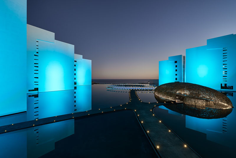 Ресторан Нидо полностью окружен водой, он сделан из тонких один из трех ресторанов мирового класса в Mar Adentro Hotel, пятизвездочном отеле, спроектированном Мигелем Анхелем Арагонесом в Сан-Хосе-дель-Кабо, Мексика 