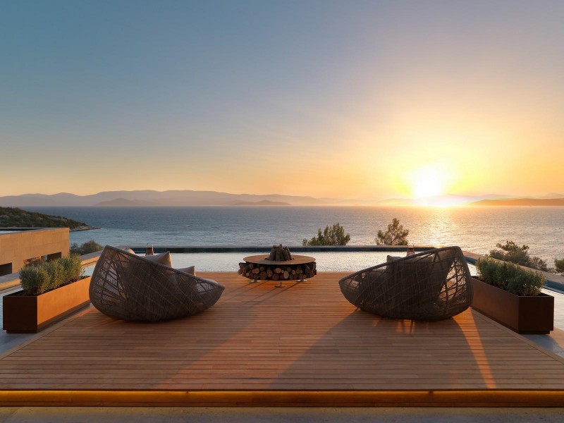 Эта солнечная терраса и бассейн на крыше, спроектированные Scape Design Associates , находятся в отеле Mandarin Oriental в Бодруме, Турция. 