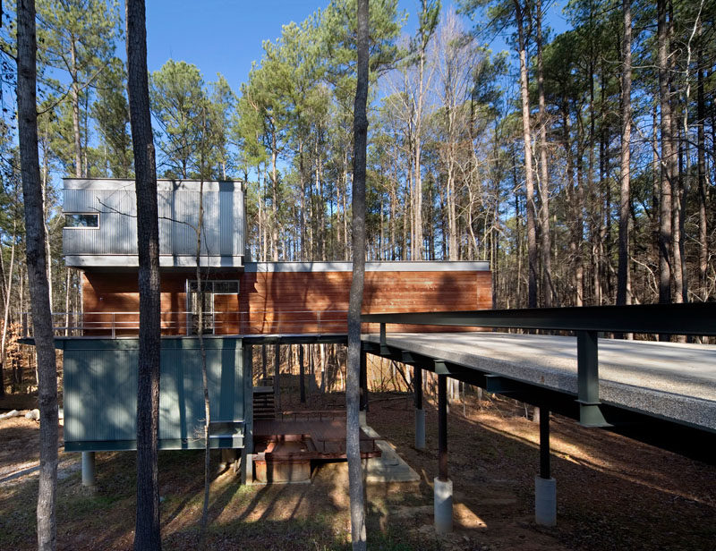 18 Современный дом в лесу // Этот современный дом в лесу в Северной Каролине окружают высокие тощие деревья. #ModernHouse #ModernArchitecture #HouseInForest #HouseDesign
