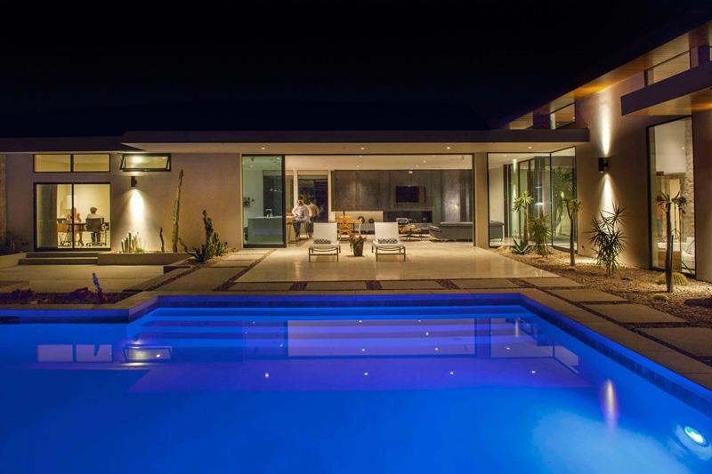 Дом в Калифорнии от Nakhshab Development & amp; дизайн 