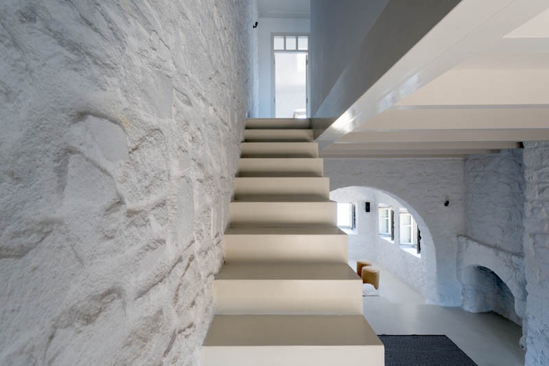 Уважительное современное обновление исторического дома в Греции