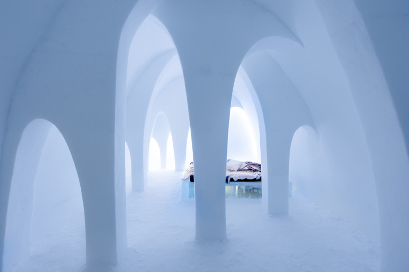 Внутри ICEHOTEL в Юккасъярви, Швеция
