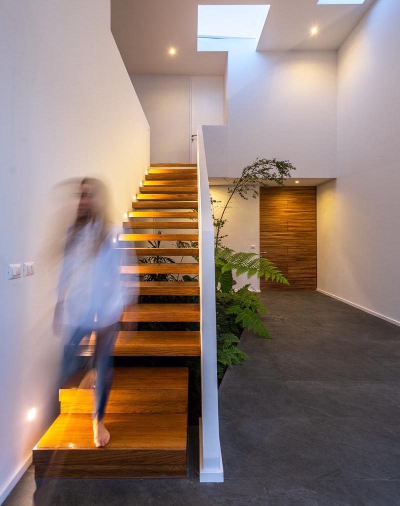 Хайме Хуарес Arquitecto спроектировал дом в городе Морелия, Мексика, с небольшим крытым садом под лестницей. #IndoorGarden #StairDesign # Растения #InteriorDesign