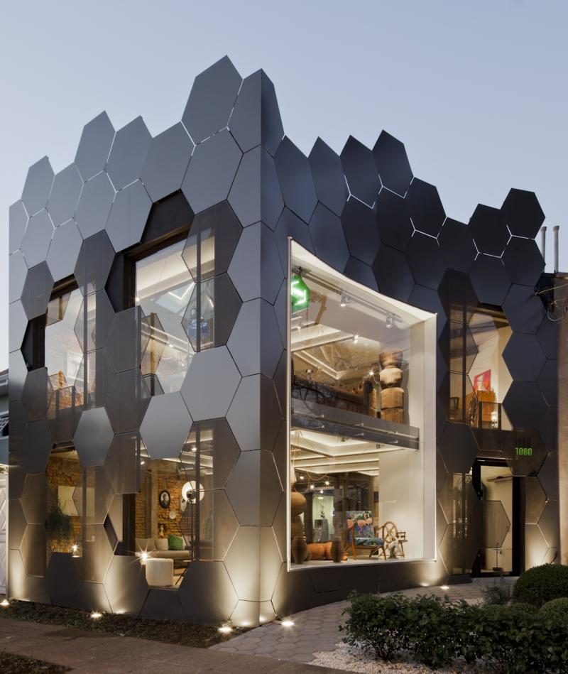 19 идей использования шестиугольников в дизайне интерьеров и архитектуре // Внешний вид магазина Estar Moveis в Сан-Паулу, Бразилия, состоит из стен из шестиугольников, которые создают вид, вдохновленный сотами.