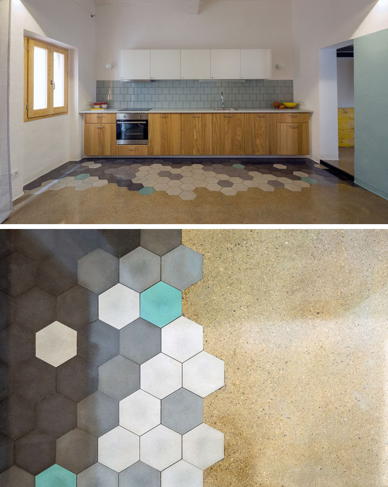 19 идей использования шестиугольника в дизайне интерьера и архитектуре // Пол в этой квартире в Барселоне выложен шестиугольной плиткой, которая дополняет синий цвет во всем интерьере.