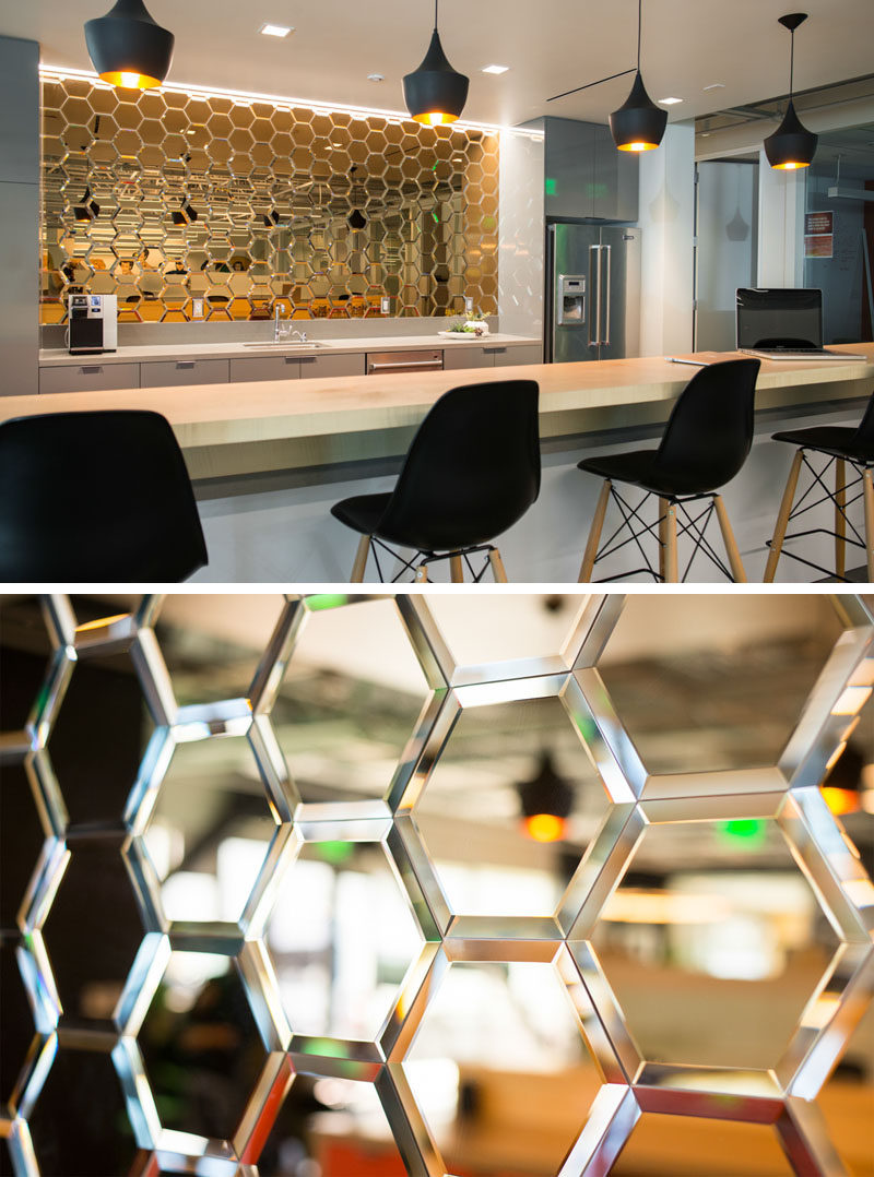 19 идей использования шестиугольников в дизайне интерьеров и архитектуре // Зеркальные стеклянные шестиугольники составляют заднюю часть кухонной зоны этой продакшн-студии в Лос-Анджелесе.