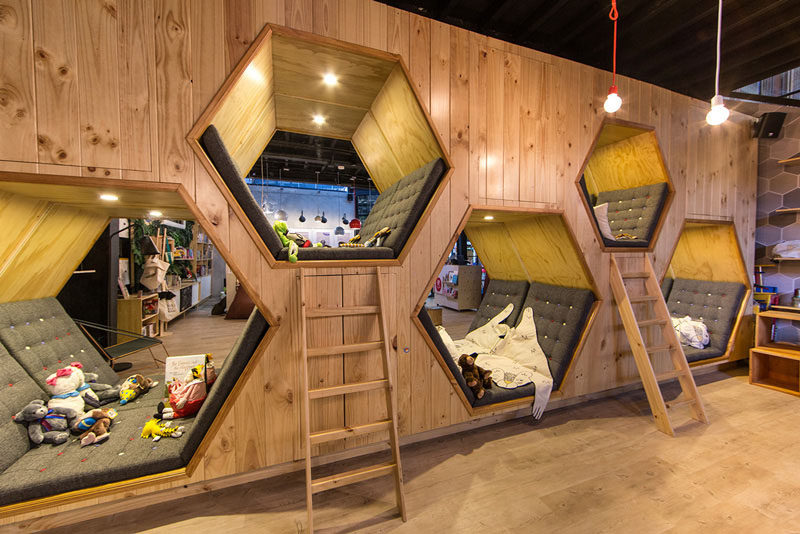 19 идей использования шестиугольников в дизайне интерьеров и архитектуре // Книжный магазин + кафе 9 3/4 предлагает укрытия в форме шестиугольников для более уютного чтения.