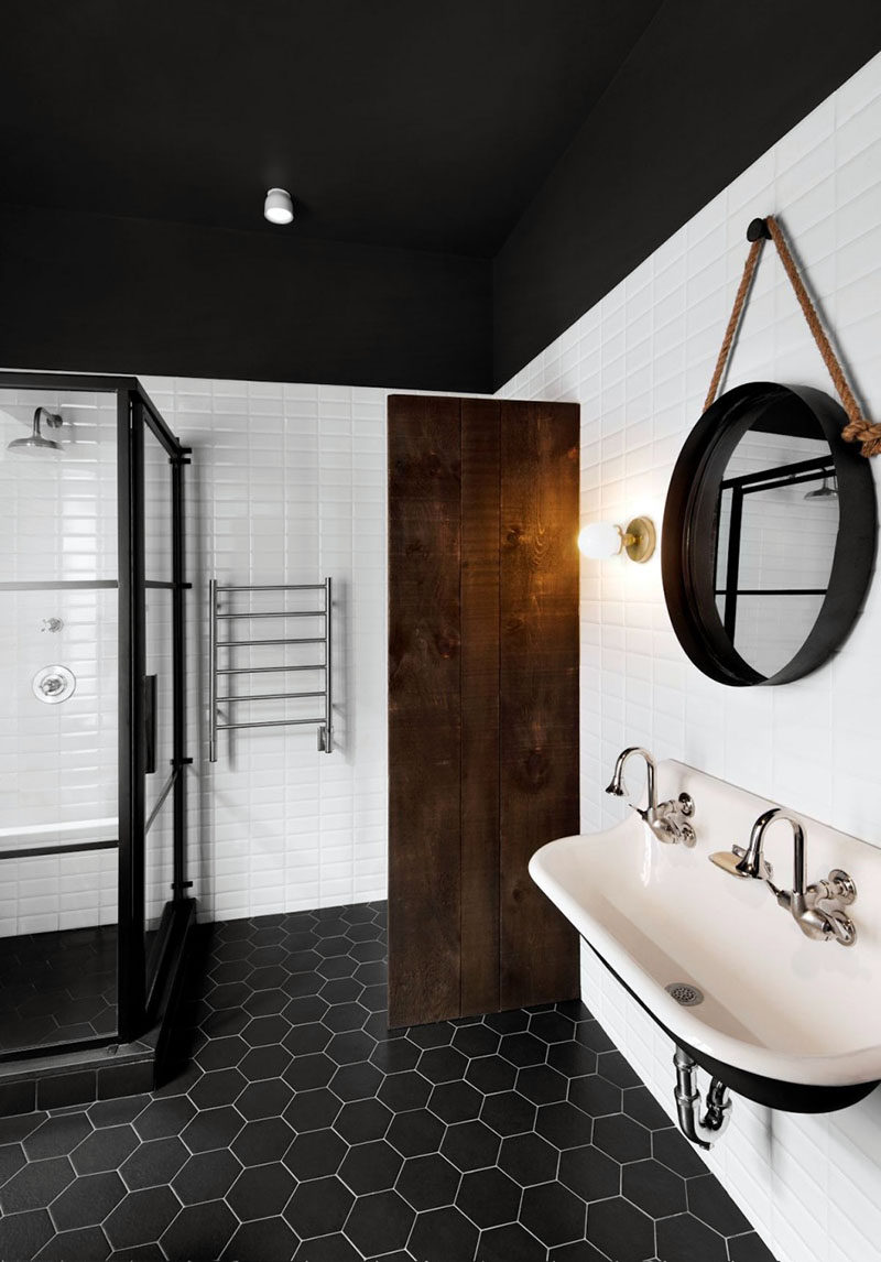 19 идей использования шестиугольников в дизайне интерьеров и архитектуре // Черная шестиугольная плитка делает эффектное оформление этой ванной комнаты.